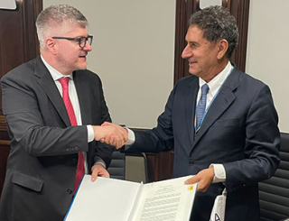 La OACI e IRENA unen fuerzas para acelerar el acceso a la financiación y la implementación de proyectos de descarbonización de la aviación